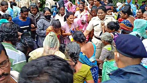 Women clash with police at Cotarlim-Sanguem.