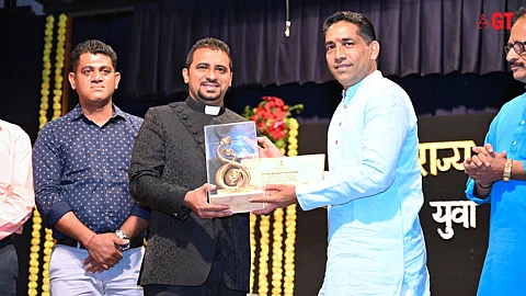 Govind Gaude, Minister for Art and Culture, awarding
Fr Myron Jeson Barreto the Yuva Srujan Puraskar, Youth State Award 2021.
