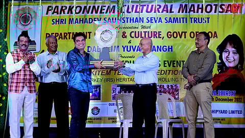 Ashley Afonso seen receiving the coveted Heritage Trophy from Vice-Adm. Sunil Damle, Indian Navy (Retd). Also seen are special guests Adv Fr Michael Fernandes and Francis Varkey (extreme right). On extreme Left is seen Cyril Fernandes, Convener of Chicalim Bio-Crusaders and brain behind this unique Konkani quiz contest titled 'Parkonnem-Kitem Tem Sang'.