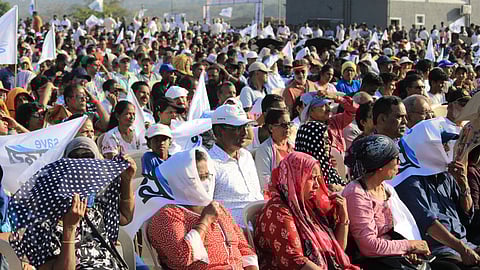 People braved the heat to attend the meeting in large numbers.