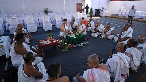 Abhijit Pawar, Managing Director of Sakal Media Group, performed Ganesh Puja and Punyawachan at the yadnya sthala.