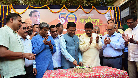 Chief Minister Pramod Sawant cuts the birthday cake in the presence of senior BJP leaders in Panjim.