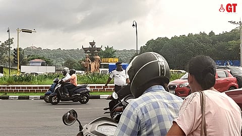 Traffic police manning flow of traffic at Divja Circle as cables have been cut by another department.