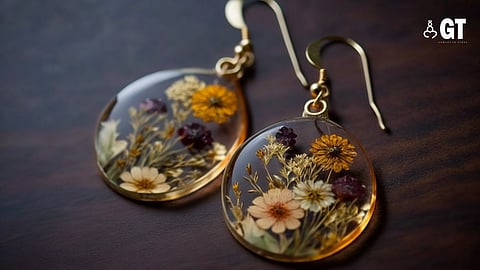 Resin is the perfect material to make earrings, keychains and other accessories.