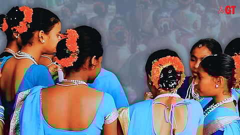 ALL-IMPORTANT: In Goa, crossandra flowers are used to adorn hair and for religious purposes.