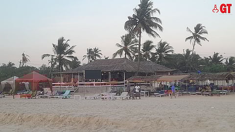 Tourists in South picking the best beach shacks.