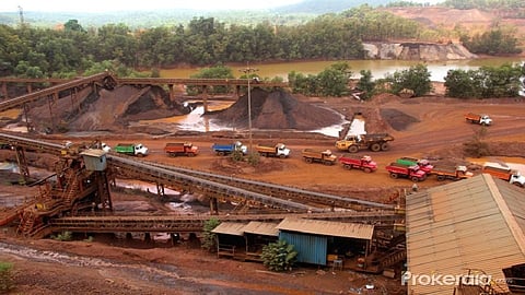 Pissurlem villagers object lifting iron ore