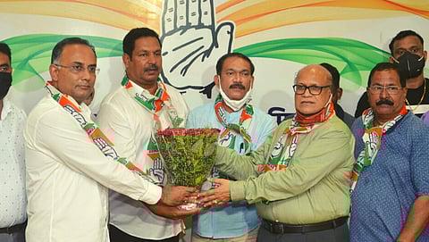 Former Minister Avertano Furtado on Tuesday joined the Congress in presence of the Goa Congress desk in charge of Dinesh Gundu Rao, GPCC president Girish Chodankar and leader of opposition Digambar Kamat.