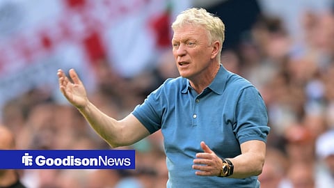 David Moyes gives out instructions on the sidelines