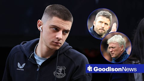 Vitalii Mykolenko wearing Airpods in an Everton training jacket next to David Moyes and Michael Carrick.