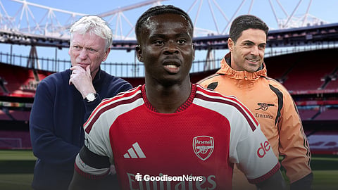 Bukayo Saka stood in the middle of David Moyes and Mikel Arteta, with Emirates Stadium in the background