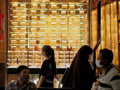 Gold prices swung in both directions in a matter of hours. And in times of price volatility, shoppers need to be extra careful.