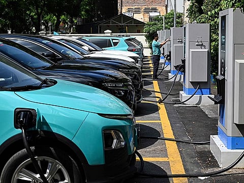 The CBUAE clarified that insurance companies are allowed to offer discounts of up to 25% from the minimum pricing threshold for electric or natural gas-powered vehicles, depending on the vehicle’s accident history.