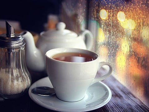 Across major cities worldwide, cafés and restaurants quietly manage lingering customers through time limits, minimum spends or staff discretion, rather than penalties.