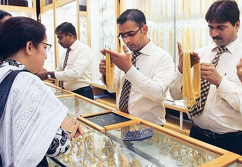 UAE gold shoppers will be hoping for a bigger price break by April 30. They got some of that with this week's Dubai gold rate drop.