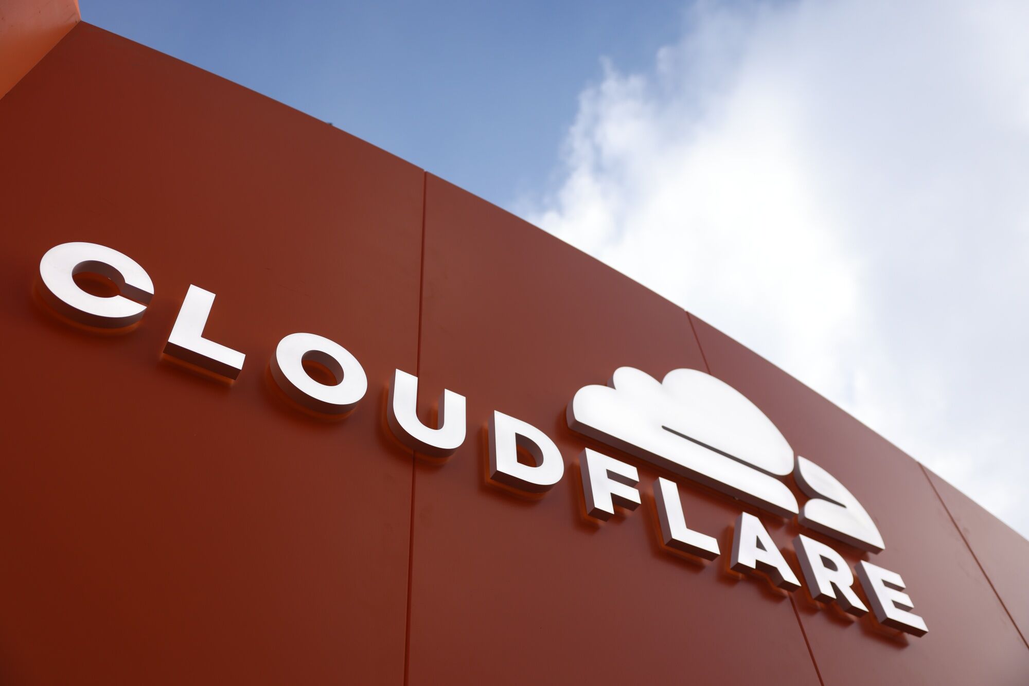 Cloudflare outage disrupts several websites globally