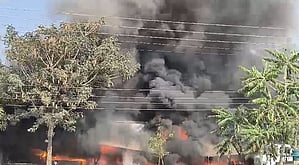 Smoke engulfed the entire area of the wholesale market, spreading panic.