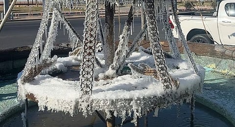 Fountain in the Rafha governorate turned snowy due to a sharp drop in temperatures.