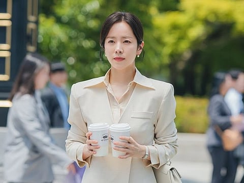 Han Ji-min in Love Scout: It's all about pairing jackets, blazers with the right colour tones.