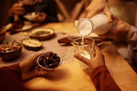 Choose the slow-release carbohydrates at Suhoor, such as oats, whole grains and beans. It keeps the glucose stable for longer.