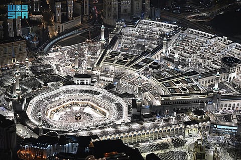 SPA documented the serene and spiritual atmosphere, with thousands filling the mosque’s courtyards for prayers and rituals.