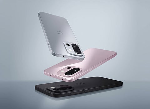 At first glance, it might remind you of a Pixel 9, but make no mistake — this is OnePlus doing its own thing. Launching in China on April 24, the OnePlus 13T flexes a gorgeous flat LTPO OLED display and a buttery-smooth 120Hz refresh rate and high-cap battery, two 50MP cameras and fastest smartphone chip available.