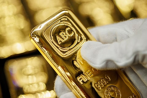Gold prices hovered near record levels in Dubai and India as markets weighed US rate expectations and geopolitical risks.