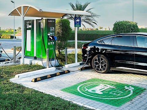 Abu Dhabi is set to install 1,000 new electric vehicle (EV) charging stations at 400 strategic locations across the capital and surrounding regions.