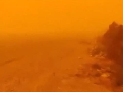 The visibility collapse led Anbar and neighboring provinces to urge drivers to exercise extreme caution.