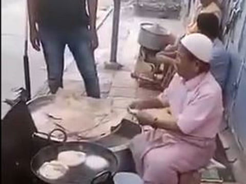 Tensions quickly escalated when the officer also requested some sweets for free, a demand the vendor refused