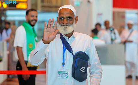 A Pakistani pilgrim benefits from the "Mecca Route" Initiative at the Islamabad airport.