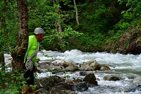 In a matter of seconds, he fell into the fast-flowing river and was swept away by the powerful current, vanishing from sight.