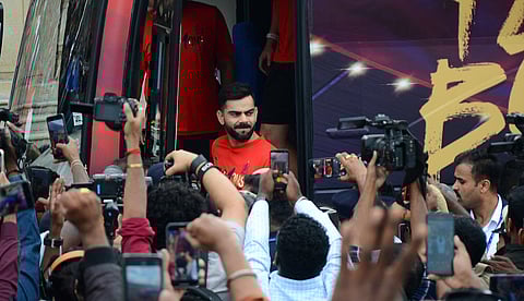 Royal Challengers Bengaluru's Virat Kohli (C) arrives with teammates at the M. Chinnaswamy Stadium to celebrate winning the Indian Premier League (IPL) title, in Bengaluru on June 4, 2025.