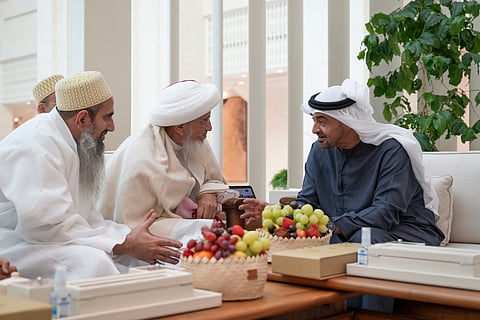Sheikh Mohamed meets with Sultan Mufaddal Saifuddin at Al Shati Palace.