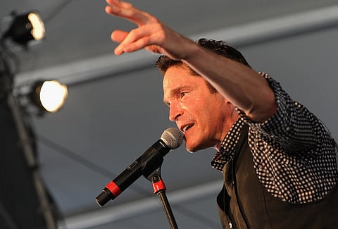 Dave Koz decided to lift passengers spirits during a flight delay.