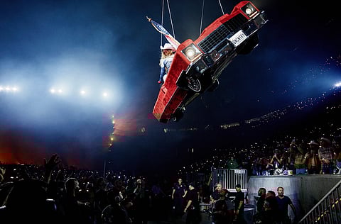 Mid-performance, the vehicle began to tilt sharply in the air, prompting concern from both fans and the singer herself