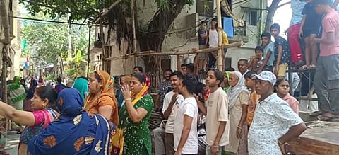 According to police officials, the deceased woman has been identified as Sonal. The infant was the daughter of Sonal's friend Rashmi.