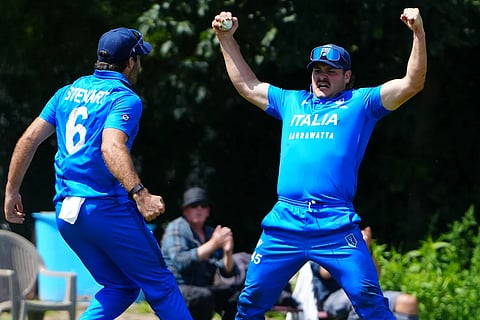 Italy stunned Scotland to strengthen their chances of qualifying for the Twenty20 World Cup to be held in India and Sri Lanka next year.