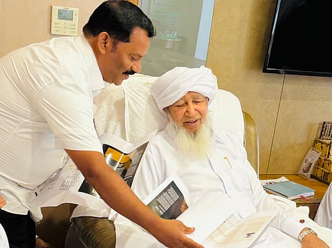 Salam Kolikkal shows the draft copy of the book to Sheikh Abubakr Ahmad.