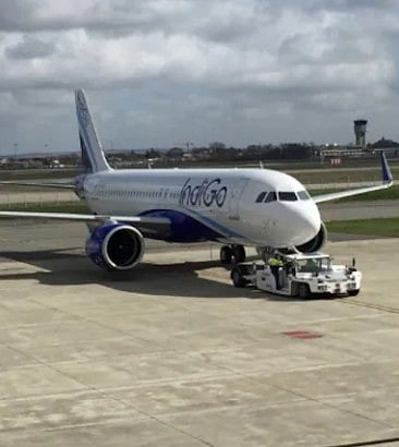 After the flight's return, the airline announced its cancellation, leaving the passengers without transit for the night