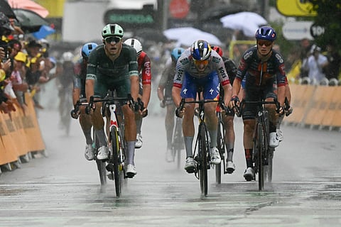Lidl - Trek team's Italian rider Jonathan Milan (L) sprints ahead of Red Bull - BORA - hansgrohe team's Belgian rider Jordi Meeus (C) to the finish line to win the 17th stage of the 112th edition of the Tour de France cycling race, 160.4 km between Bollene and Valence, southern France, on July 23, 2025.