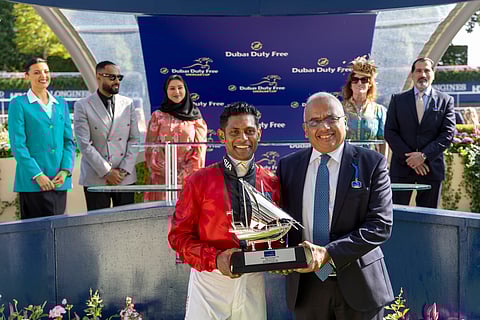Ramesh Cidambi presents the DDF Ride of the Day trophy to Asia Team captain Suraj Narredu.