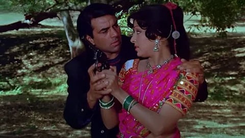 The Dharmendra- Hema Malini romance had begun, and there was already a love triangle brewing on the set as Sanjeev Kumar, too, had proposed to Hema Malini.