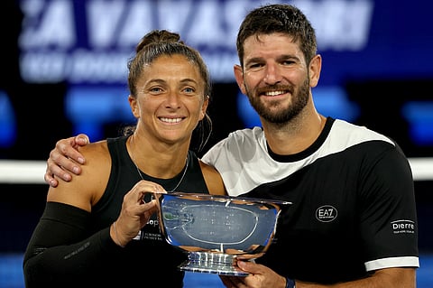 Sara Errani and Andrea Vavassori of Italy hold the US Open mixed doubles trophy after defeating Iga Swiatek and Casper Ruud in the final on Wednesday.