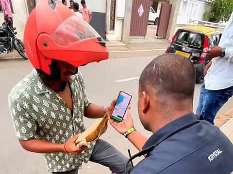 Shah Rukh Khan fan tries Zomato act, guard’s one-liner steals the show