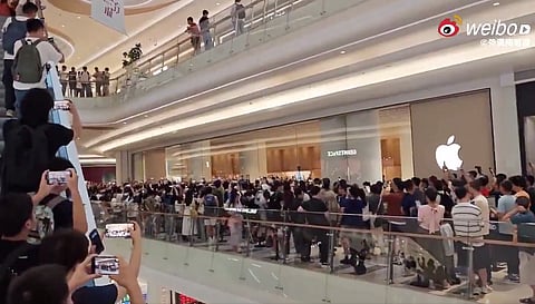 A crowd of people gathered outside an Apple store in China, uploaded on Weibo and shared on X.
