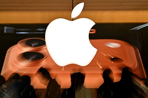 Early buyers fight for the new iPhone 17 as security steps in at Mumbai store