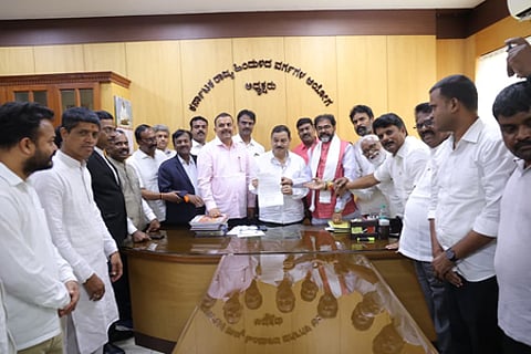 Karnataka BJP delegation during their meeting with Backward Classes Commission Chairman Madhusudan R. Naik.