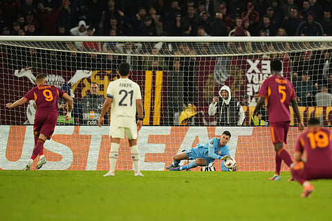CORRECTS ID TO BERKE ÖZER, NOT MILE SVILAR - Lille goalkeeper Berke Özer saves a penalty kicked by Roma's Artem Dovbyk during the Europa League Europa League soccer match between AS Roma and Lille at the Olympic stadium in Rome, Thursday, Oct. 2, 2025. (AP Photo/Andrew Medichini)