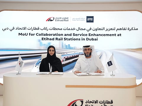 The MOU was signed by Mansoor Rahma Alfalasi, CEO, Dubai Taxi Company, and Azza Alsuwaidi, Deputy CEO of Etihad Rail Mobility.